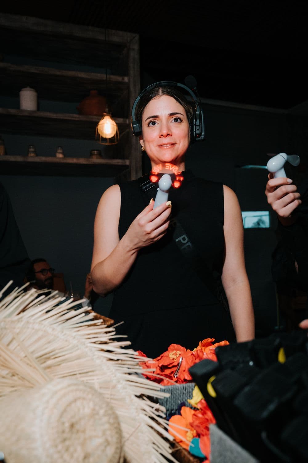 Esther Figueroa Egui, CEO de Senda Lunea, coordinando un evento con audífonos de producción