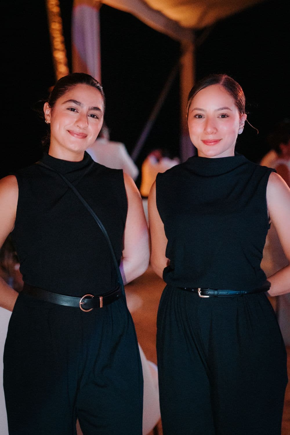 Dos integrantes del equipo de Senda Lunea, vestidas de negro, durante un evento nocturno