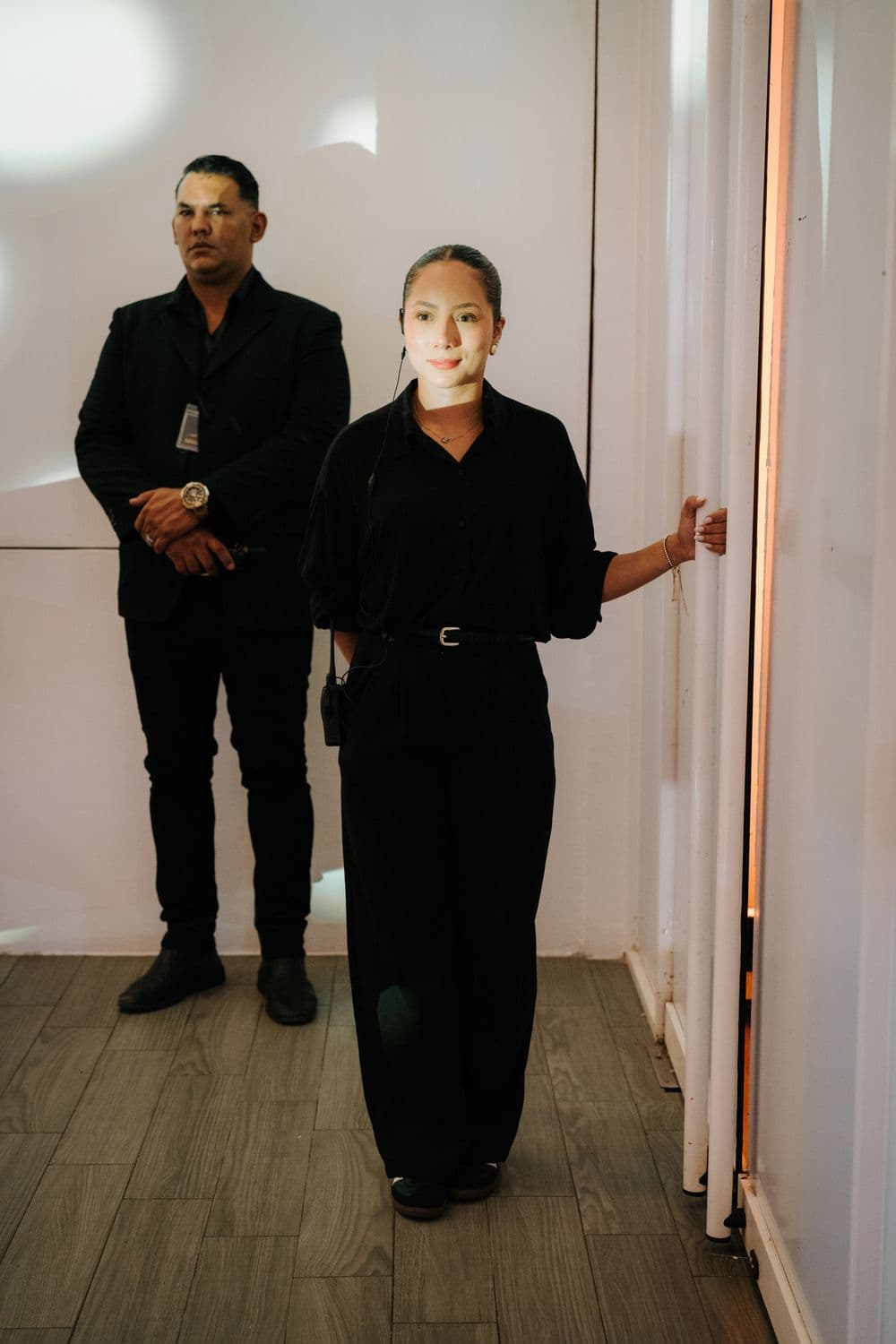 Una coordinadora del equipo recibe a los invitados en la entrada